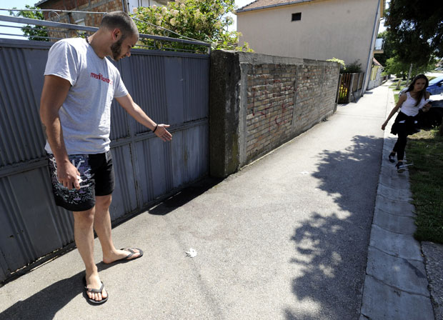 Пуцао му у ноге, па га оверио у главу